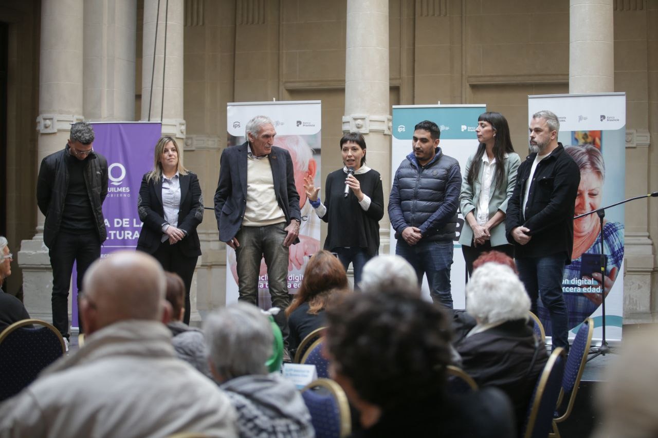 MAYRA JUNTO A MÁS DE 50 PERSONAS MAYORES EN UN TALLER DE INCLUSIÓN DIGITAL