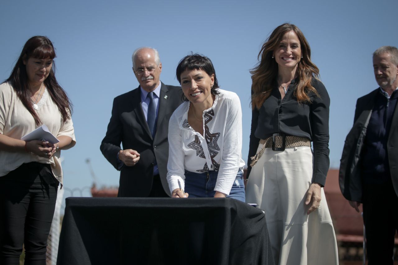 MAYRA PARTICIPÓ DEL ACTO DE ENTREGA DE EQUIPAMIENTO URBANO PARA BARRIOS POPULARES DE QUILMES