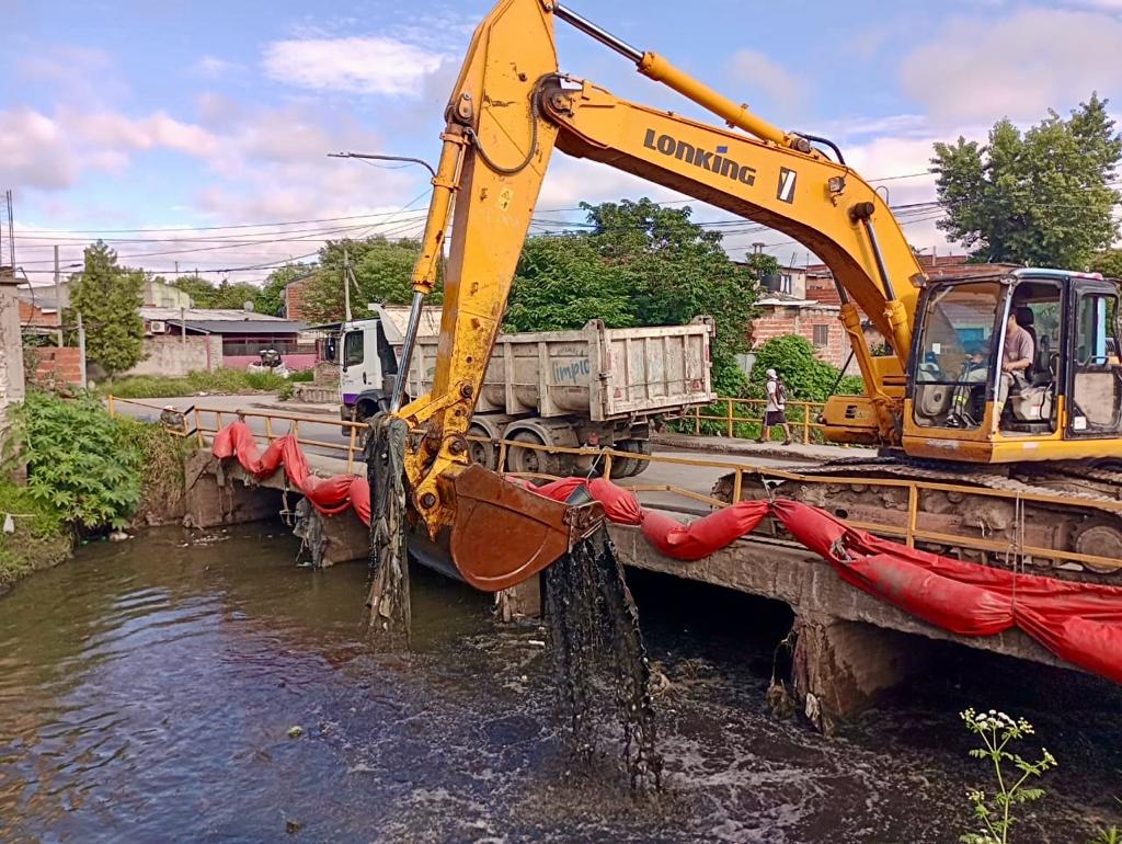 CONTINÚAN LOS OPERATIVOS DE LIMPIEZA DE LOS ARROYOS Y DE DESOBSTRUCCIÓN DE SUMIDEROS EN LA ZONA OESTE DEL DISTRITO