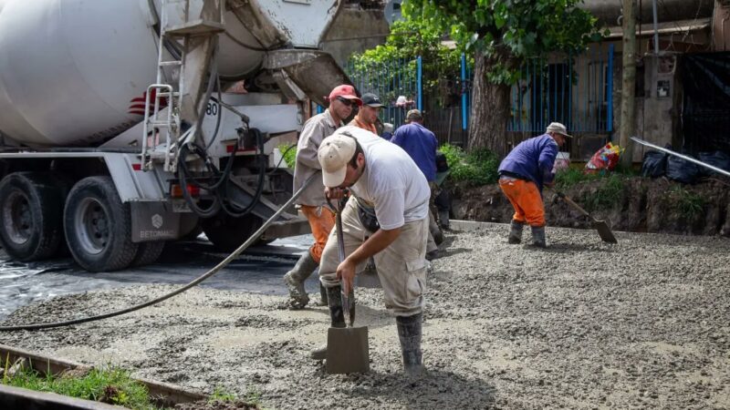 EL MUNICIPIO CONTINÚA CON LA ÚLTIMA ETAPA DEL ASFALTO DE 85 CUADRAS DEL BARRIO LA UNIÓN DE SOLANO