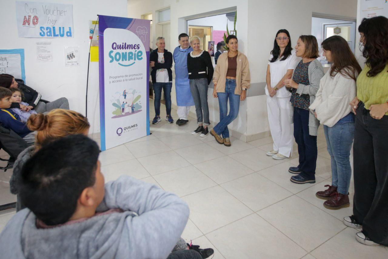 MAYRA ENTREGÓ NUEVAS PRÓTESIS DENTALES A VECINOS Y VECINAS DE LA RIBERA EN EL MARCO DEL PROGRAMA QUILMES SONRÍE