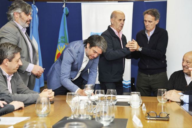 Katopodis firmó convenios de obras de agua potable y saneamiento