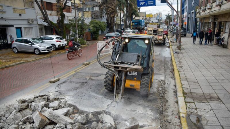 EL MUNICIPIO LLEVA ADELANTE TRABAJOS DE BACHEO EN LA ZONA CÉNTRICA DE QUILMES