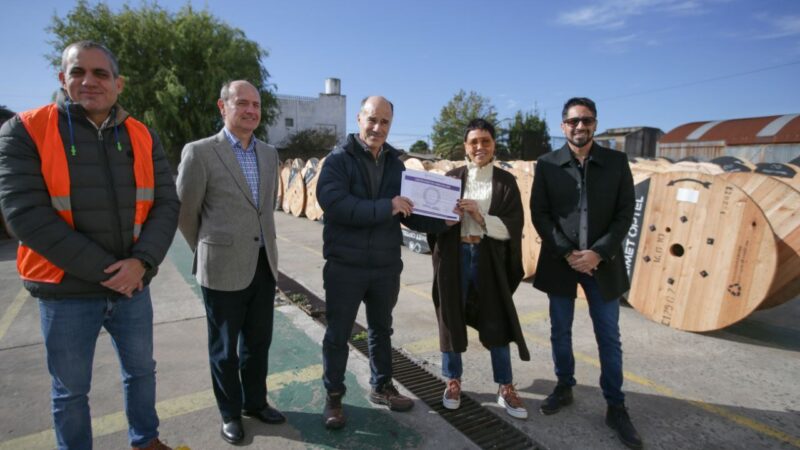 MAYRA LE ENTREGÓ EL CERTIFICADO DE HABILITACIÓN A LA EMPRESA CIMET OPTEL DE QUILMES OESTE