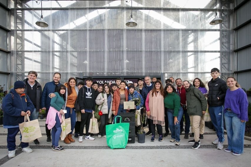 MAYRA JUNTO A ESTUDIANTES Y VECINOS EN LA JORNADA POR EL DÍA MUNDIAL DEL AMBIENTE