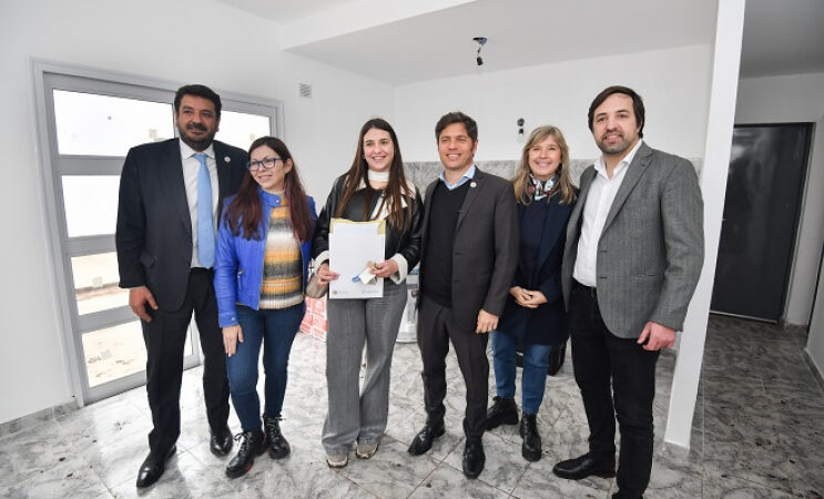 Kicillof entregó viviendas e inauguró un centro de salud en el barrio Santa Teresita