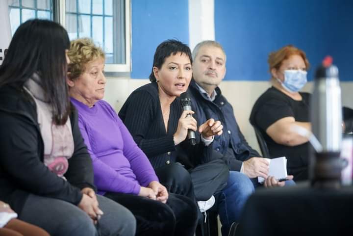 MAYRA DIALOGÓ CON VECINOS EN EL ENCUENTRO “MATE Y DEBATE” EN LA SOCIEDAD DE FOMENTO 2 AVENIDAS