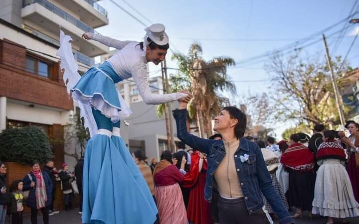 MAYRA ESTUVO EN LA EXITOSA INICIATIVA “PASEO PATRIO EN LA CALLE” JUNTO A CIENTOS DE VECINOS Y VECINAS