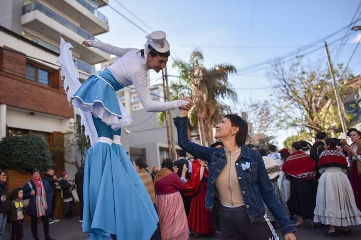 MAYRA ESTUVO EN LA EXITOSA INICIATIVA “PASEO PATRIO EN LA CALLE” JUNTO A CIENTOS DE VECINOS Y VECINAS