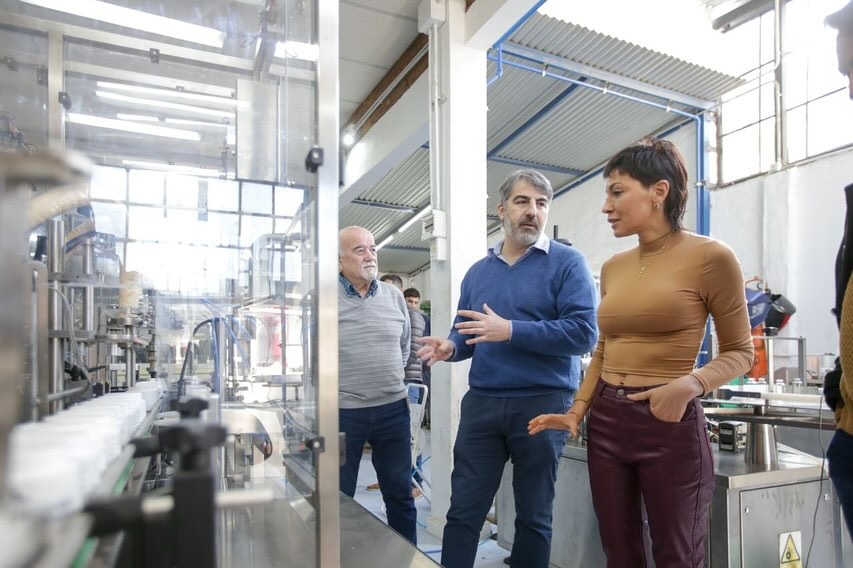 MAYRA LE ENTREGÓ EL CERTIFICADO DE APTITUD AMBIENTAL A LA EMPRESA TOSCANA INGENIERÍA DE QUILMES OESTE