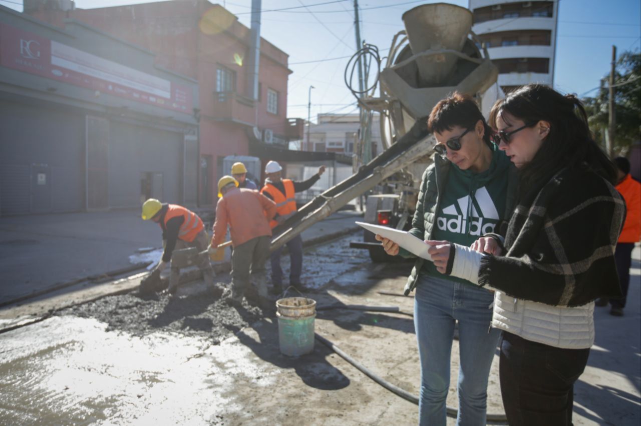 MAYRA SUPERVISÓ UNA DE LAS OBRAS DE BACHEO SIMULTÁNEAS QUE SE ESTÁN REALIZANDO EN QUILMES CENTRO