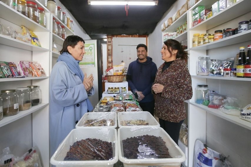 MAYRA VISITÓ A UNA VECINA Y COMERCIANTE DE BERNAL OESTE EN SU LOCAL