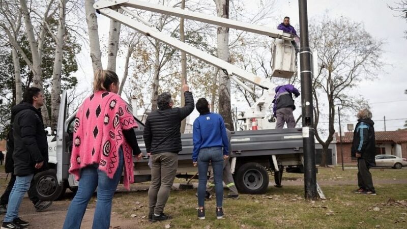 MAYRA SUPERVISÓ UN OPERATIVO DE LIMPIEZA Y LA INSTALACIÓN DE JUEGOS NUEVOS EN LA PLAZA MARIANO MORENO