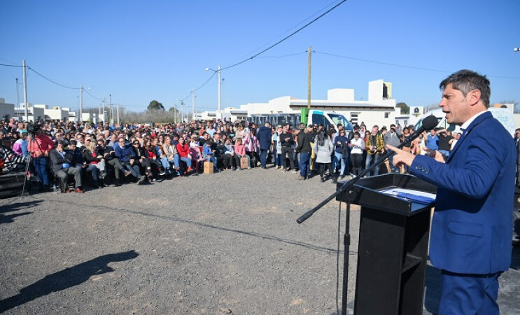 Kicillof encabezó la entrega de 124 viviendas en General Paz