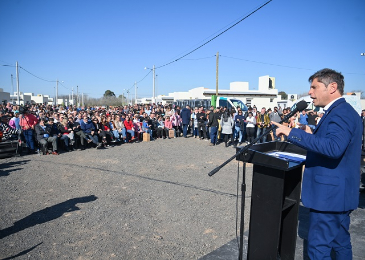 Kicillof encabezó la entrega de 124 viviendas en General Paz