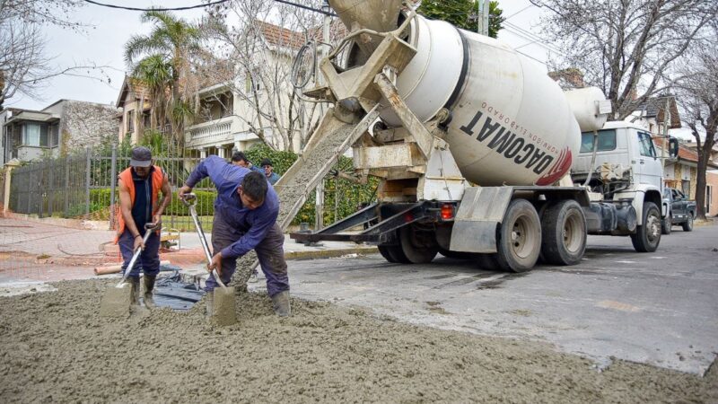 AVANZA SIN PAUSA EL PLAN MUNICIPAL DE BACHEO 2024 EN TODOS LOS BARRIOS DEL DISTRITO