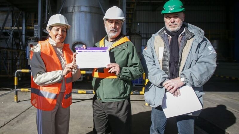 MAYRA LE ENTREGÓ EL CERTIFICADO DE APTITUD AMBIENTAL A LA INDUSTRIA GCP ARGENTINA SA Y DIALOGÓ CON SUS AUTORIDADES