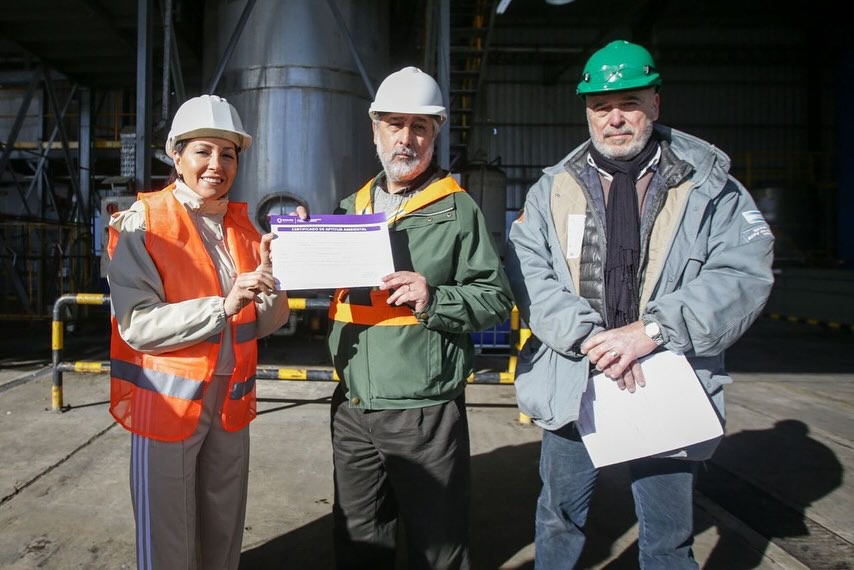 MAYRA LE ENTREGÓ EL CERTIFICADO DE APTITUD AMBIENTAL A LA INDUSTRIA GCP ARGENTINA SA Y DIALOGÓ CON SUS AUTORIDADES