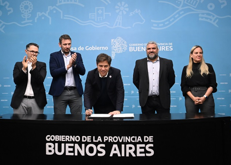 Kicillof y Cuattromo firmaron convenios para la compra de bienes de capital en 19 municipios