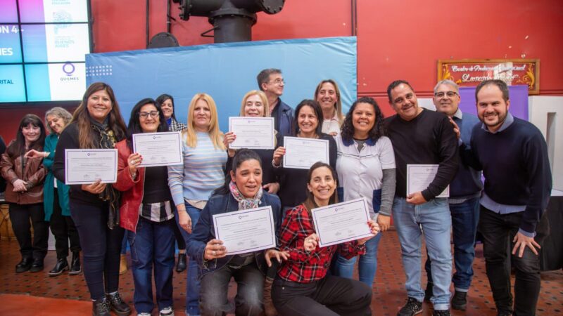 EL MUNICIPIO LES ENTREGÓ DIPLOMAS A DIRECTIVOS Y DOCENTES QUE PARTICIPARON EN EL PROYECTO “NUESTROS BARRIOS, NUESTRA CIUDAD: QUILMES”