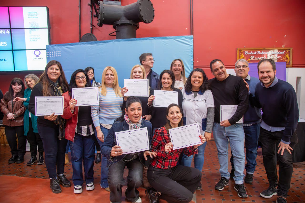 EL MUNICIPIO LES ENTREGÓ DIPLOMAS A DIRECTIVOS Y DOCENTES QUE PARTICIPARON EN EL PROYECTO “NUESTROS BARRIOS, NUESTRA CIUDAD: QUILMES”