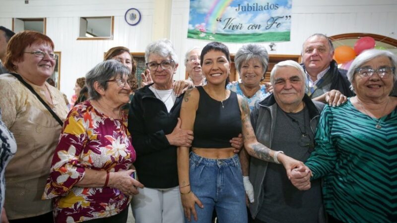 MAYRA COMPARTIÓ UN DESAYUNO CON MÁS DE 100 PERSONAS MAYORES DEL DISTRITO