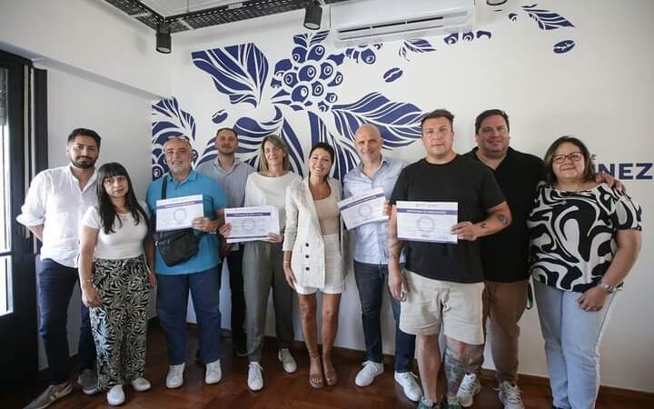 MAYRA ENTREGÓ EL CERTIFICADO DE HABILITACIÓN AL LOCAL CAFÉ MARTÍNEZ DE QUILMES OESTE Y SE REUNIÓ CON TITULARES DE FOODTRUCKS DEL DISTRITO