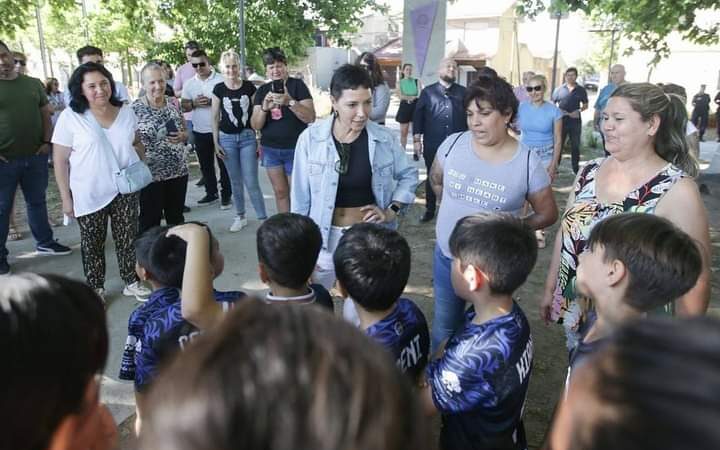 MAYRA RECORRIÓ JUNTO A VECINOS Y VECINAS LA NUEVA POSTA DE SEGURIDAD DE LA PLAZA “CAMPITO CARLOS MAIER”