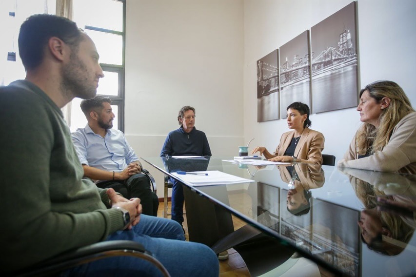 MAYRA LE ENTREGÓ EL CERTIFICADO DE HABILITACIÓN INDUSTRIAL A LA EMPRESA VERPLAST SA