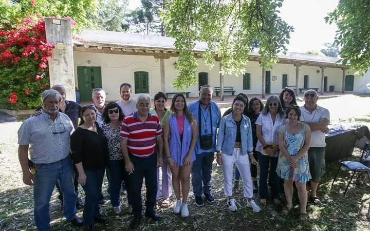 MAYRA VISITÓ LA CASA HISTÓRICA DE SANTA COLOMA DONDE COMPARTIÓ UN ENCUENTRO CON SUS AUTORIDADES