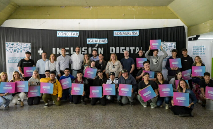 Estudiantes de cuatro municipios recibieron netbooks de Conectar Igualdad