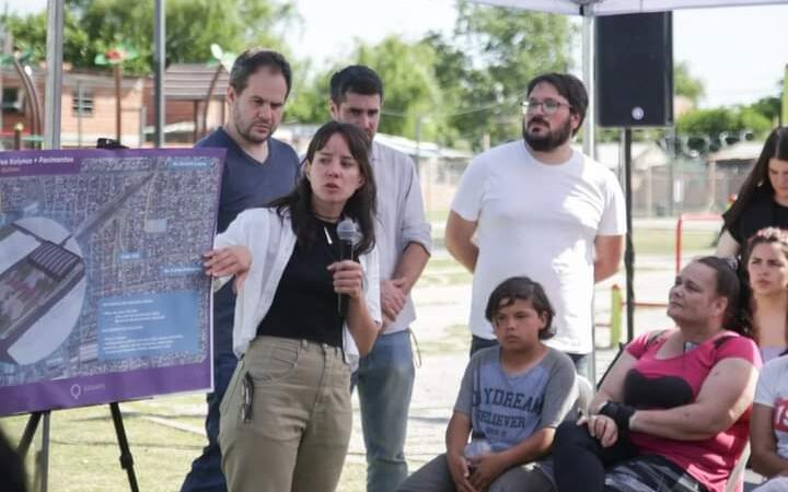 FUNCIONARIOS MUNICIPALES ANUNCIARON LAS OBRAS DE UN NUEVO POLIDEPORTIVO Y DE ASFALTOS EN EL BARRIO KOLYNOS DE QUILMES OESTE