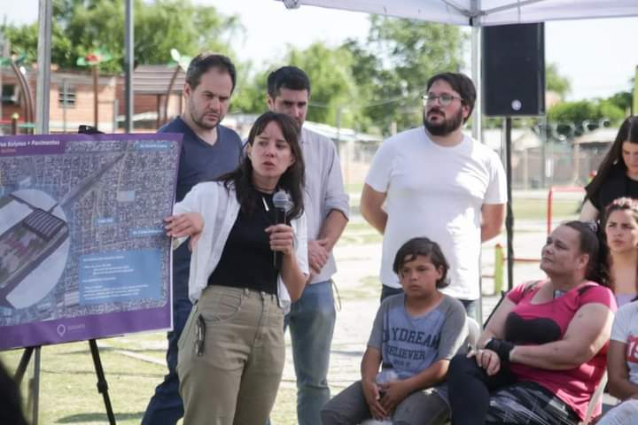 FUNCIONARIOS MUNICIPALES ANUNCIARON LAS OBRAS DE UN NUEVO POLIDEPORTIVO Y DE ASFALTOS EN EL BARRIO KOLYNOS DE QUILMES OESTE