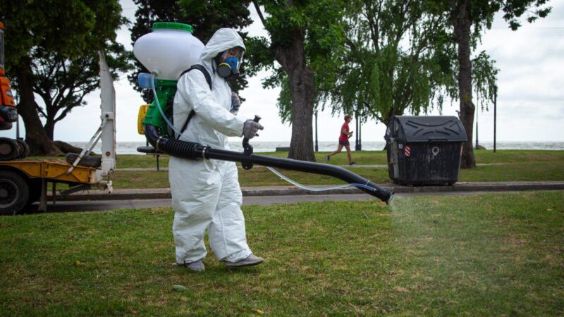 INTENSA JORNADA DE FUMIGACIÓN Y PREVENCIÓN CONTRA EL DENGUE EN LA RIBERA DE QUILMES