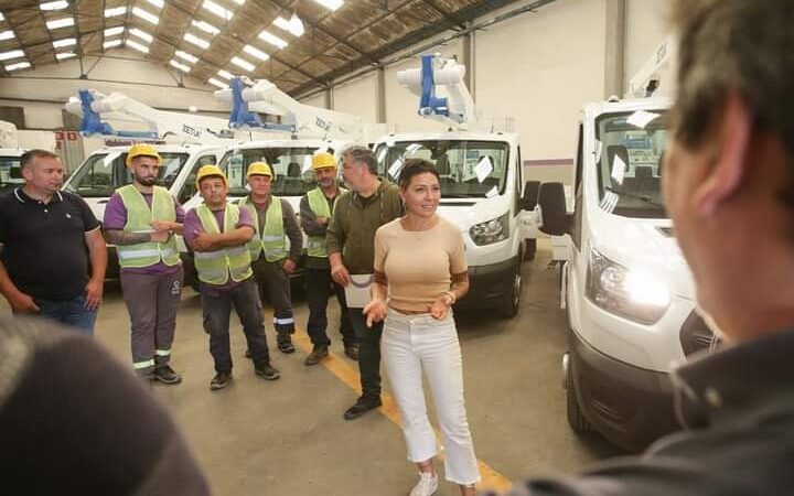 MAYRA ENCABEZÓ LA PRESENTACIÓN DE 5 NUEVAS CAMIONETAS PARA EL ÁREA DE ALUMBRADO PÚBLICO