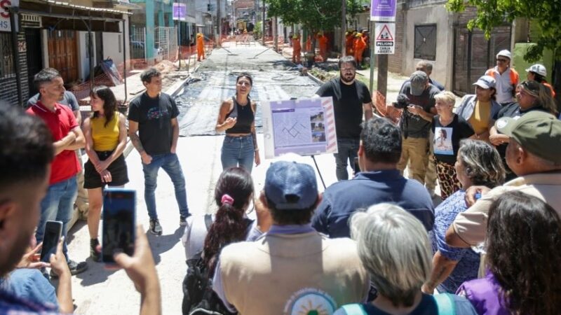 MAYRA RECORRIÓ LA OBRA DE PAVIMENTACIÓN E INSTALACIÓN DE LUCES LED EN EL INTERIOR DEL BARRIO ITATÍ