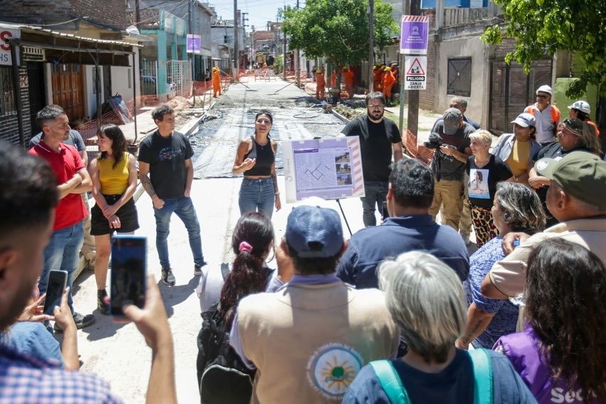 MAYRA RECORRIÓ LA OBRA DE PAVIMENTACIÓN E INSTALACIÓN DE LUCES LED EN EL INTERIOR DEL BARRIO ITATÍ