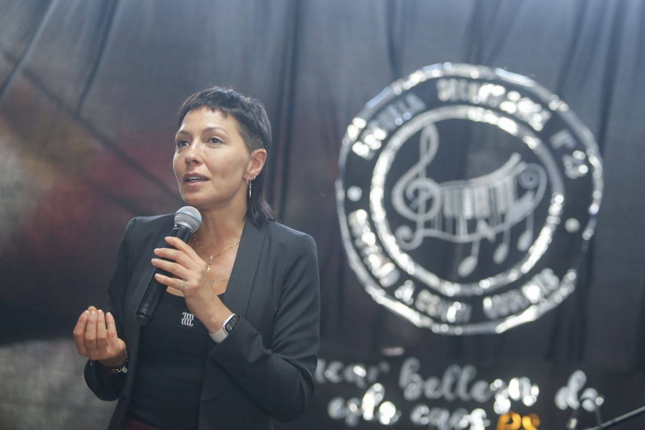 MAYRA JUNTO AL MINISTRO MENA EN LA ENTREGA DEL PREMIO PROGRAMA “FUTURO MEMORIA” A LA EES Nº 23