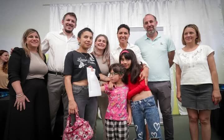 MAYRA ENTREGÓ ANTEOJOS DEL PROGRAMA “VER PARA APRENDER” A ALUMNOS Y ALUMNAS DE LAS ESCUELAS PRIMARIAS Nº 65, Nº 87 Y Nº 42