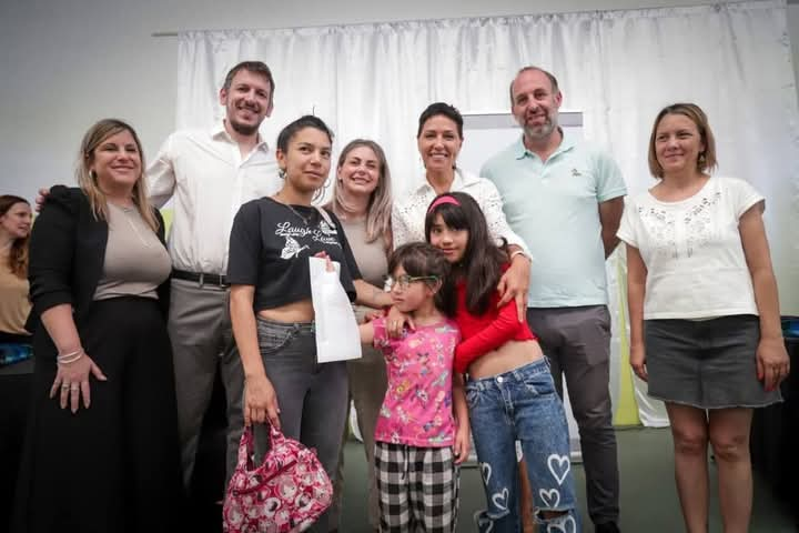 MAYRA ENTREGÓ ANTEOJOS DEL PROGRAMA “VER PARA APRENDER” A ALUMNOS Y ALUMNAS DE LAS ESCUELAS PRIMARIAS Nº 65, Nº 87 Y Nº 42