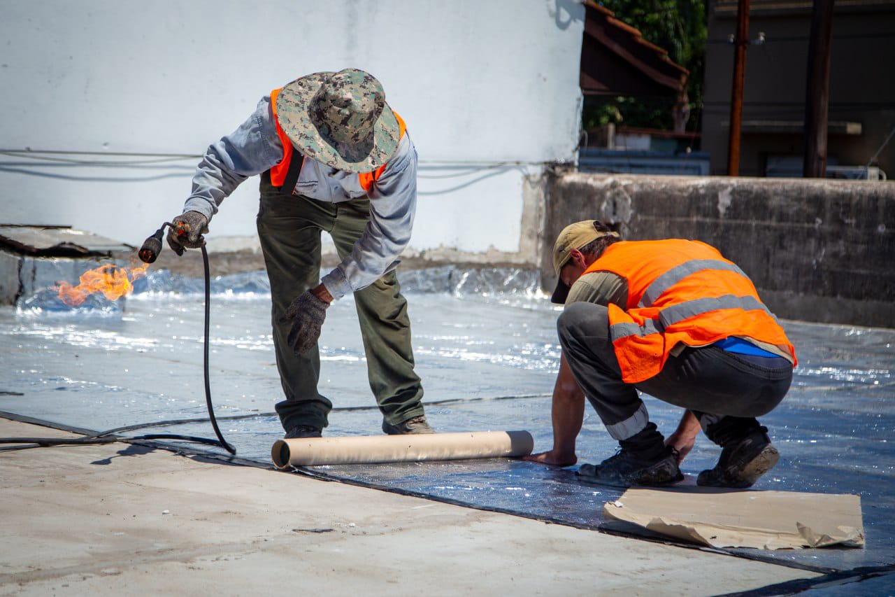 SE LLEVAN ADELANTE TRABAJOS DE REFACCIÓN EN LOS SECTORES AFECTADOS EN EL JULIO MÉNDEZ DE BERNAL