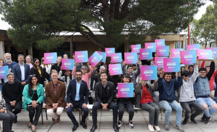 Estudiantes de tres municipios recibieron sus netbooks de Conectar Igualdad