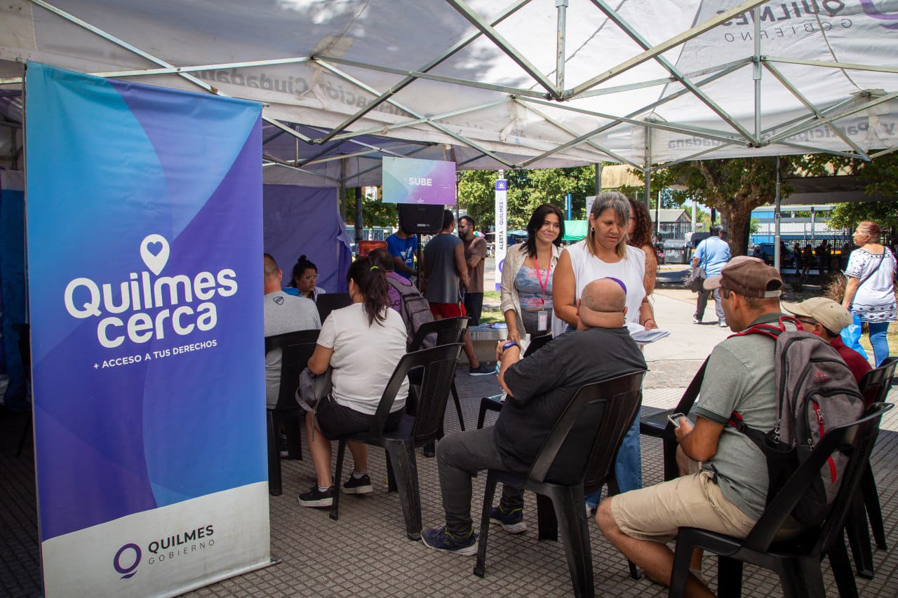 EL MUNICIPIO BRINDÓ ASISTENCIA ANTE LAS ALTAS TEMPERATURAS EN LA PRIMERA JORNADA DEL OPERATIVO QUILMES CERCA QUE SE REALIZÓ EN LA PLAZA HIPÓLITO YRIGOYEN