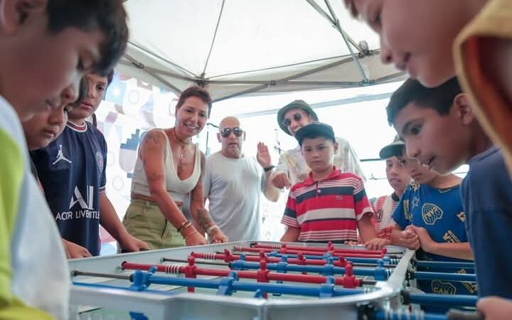 MAYRA COMPARTIÓ UNA JORNADA DE ACTIVIDADES DE VERANO JUNTO A CIENTOS DE NIÑOS Y VECINOS DE QUILMES