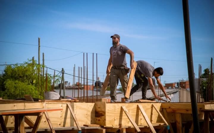 SIGUE AVANZANDO LA CONSTRUCCIÓN DE 28 VIVIENDAS EN EL BARRIO LA ODISEA DE QUILMES OESTE