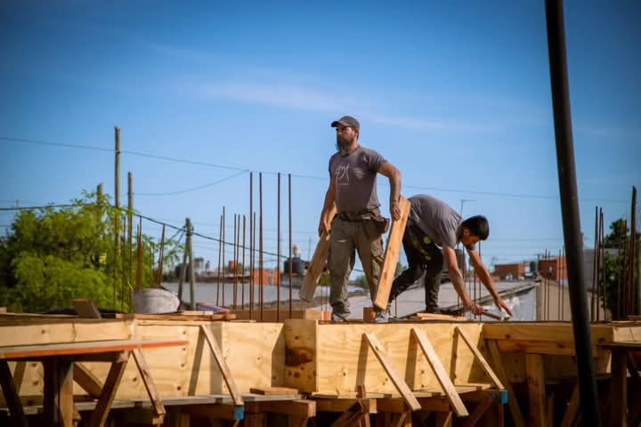SIGUE AVANZANDO LA CONSTRUCCIÓN DE 28 VIVIENDAS EN EL BARRIO LA ODISEA DE QUILMES OESTE