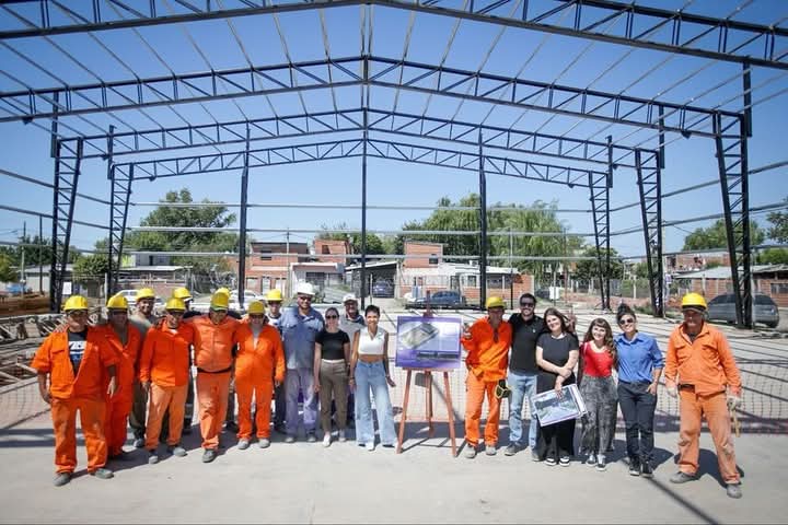 MAYRA RECORRIÓ OBRAS EN EL BARRIO KOLYNOS: NUEVO POLIDEPORTIVO Y PAVIMENTOS