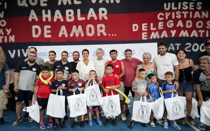 MAYRA ENTREGÓ ÚTILES ESCOLARES A NIÑOS Y NIÑAS DE 1º GRADO QUE FORMAN PARTE DE CLUBES QUILMEÑOS QUE PARTICIPAN DE LA LIGA FADI