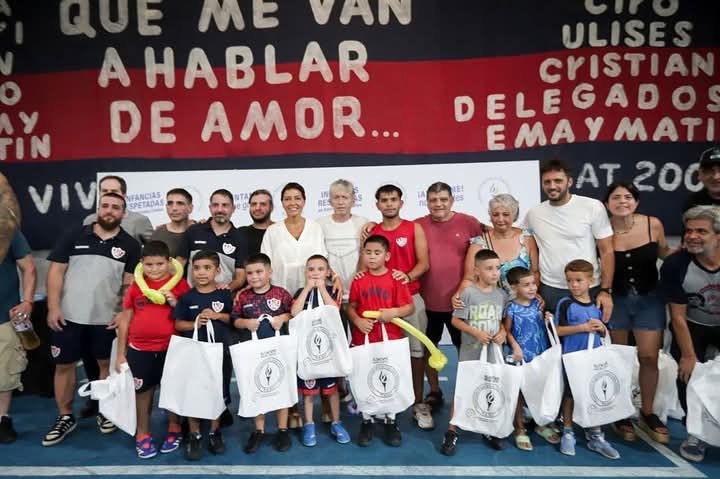 MAYRA ENTREGÓ ÚTILES ESCOLARES A NIÑOS Y NIÑAS DE 1º GRADO QUE FORMAN PARTE DE CLUBES QUILMEÑOS QUE PARTICIPAN DE LA LIGA FADI