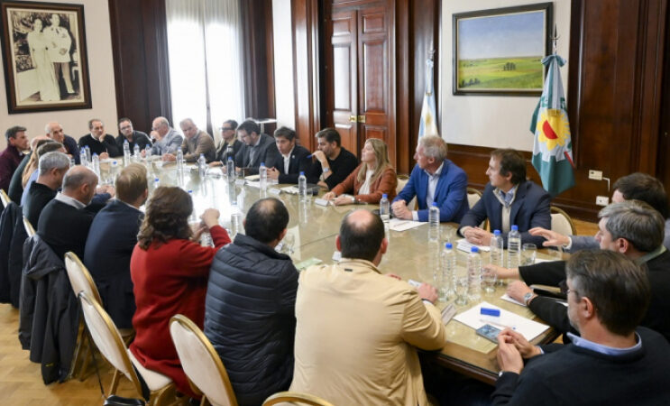 Kicillof y Cuattromo firmaron convenios de leasing con municipios para la compra de bienes de capital